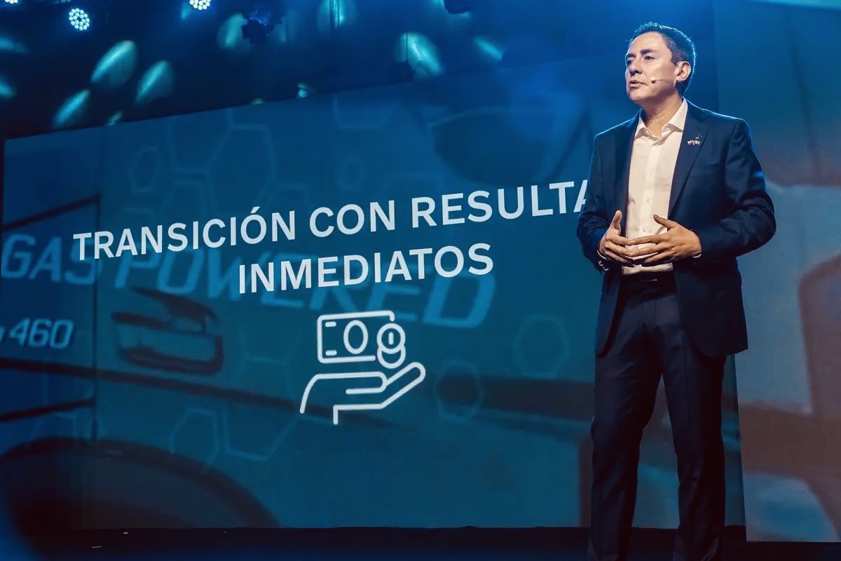 Mauricio Tapia presenting on stage